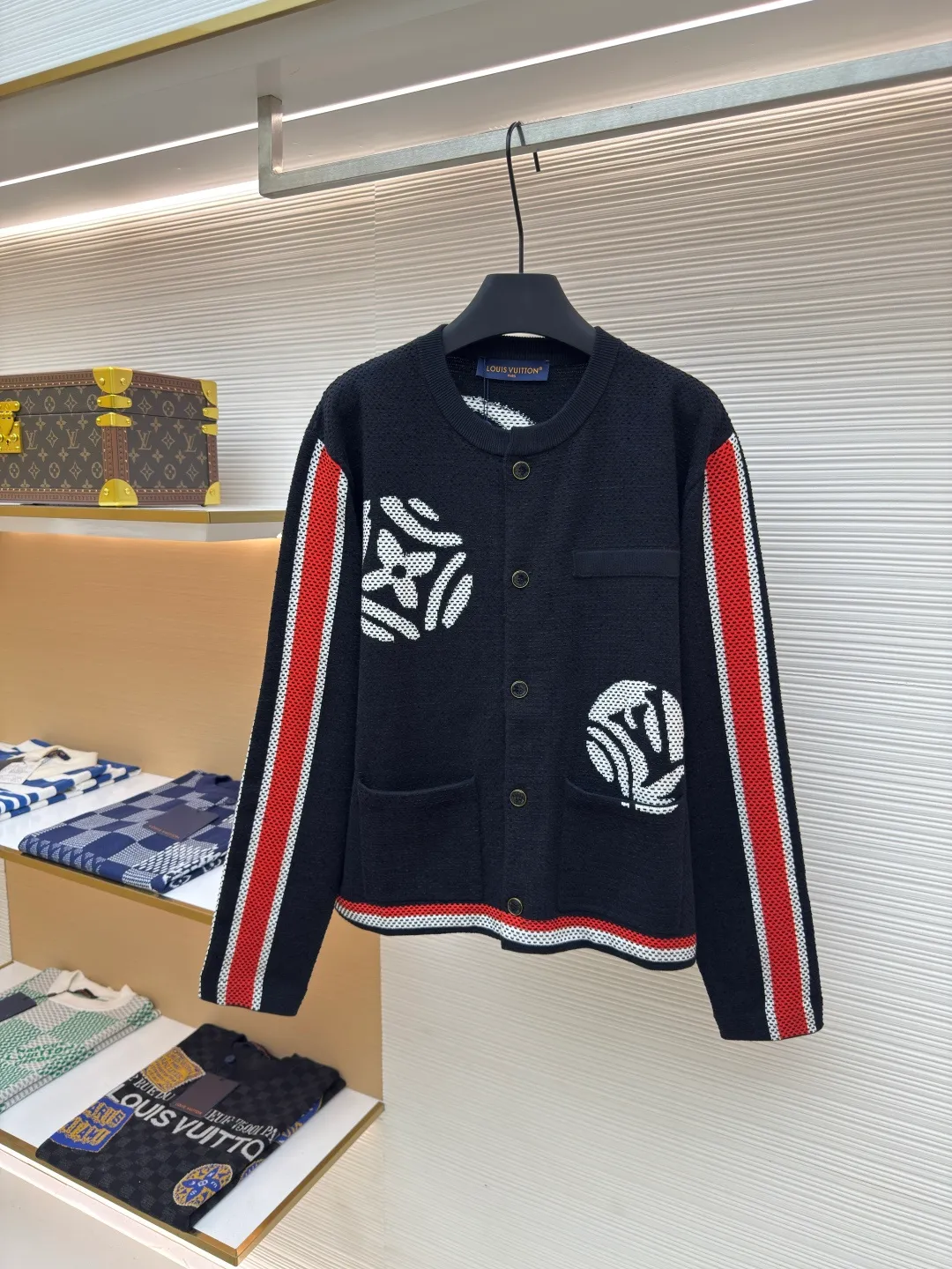 LOUIS VUITTON x Nigo polka dot pattern knitted sweater ●Authentic product: Purchased and developed at 19400 ●Item number: 1680152-D05 ●Fabric: woolen material ●Technology: knitted ●Version: fitted version ●Weight: about 600 grams ●Size: XS-S-M-L ●Description: Made of imported pure cotton fabric customized by YB, it has excellent skin-friendliness and no burden when worn next to the body. It brings the ultimate comfort experience and has good breathability. You will not feel stuffy even if you wear it for a long time; the pattern design is unique, and the printed pattern on the chest uses complex computer technology to present the texture. Clear and three-dimensional; the stripe decoration technology is superb, the red and white stripes are neatly arranged along the cuffs and hem, the color contrast is sharp and the transition is natural, showing the attention to detail; the pockets and buttons are carefully installed, the position is precise, strong and durable, the overall routing is straight and delicate, the fabric is comfortable and soft, the color is consistent and there is no color difference It can be matched with the same style to create a fashionable look, and can be used in various occasions. Customized accessories, complete with three standards, same style for men and women!